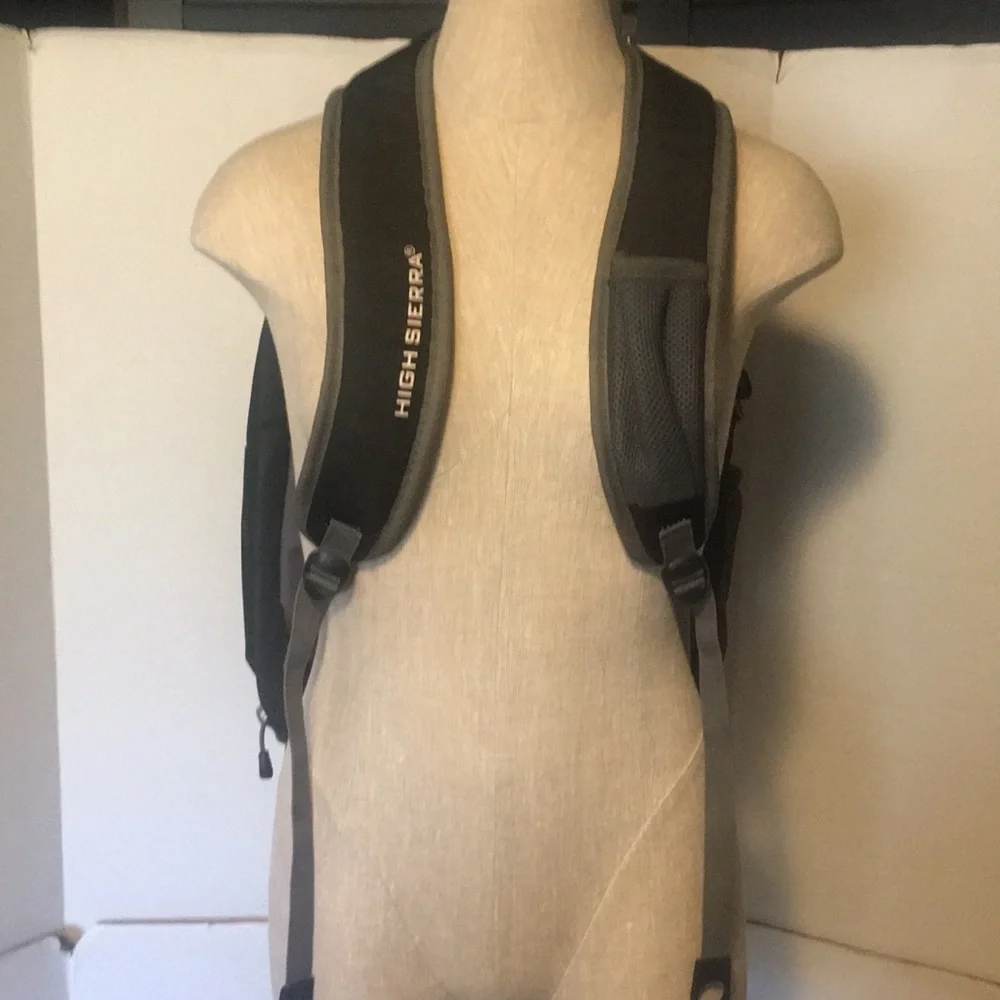 HIGH SIERRA LAPTOP BACKPACK LOTS OF STORAGE COMFORTABLE STORES LAPTOP SECURELY